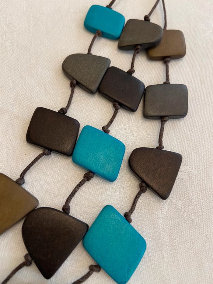 Collier trois rangs en perles de bois plates tons bruns et turquoise neuf - photo numéro 5