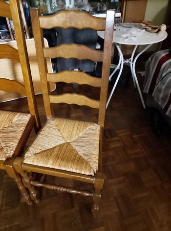 3 lots de chaises deux paires et un différent