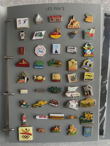 Classeur de 174 pin's / pins divers des années 90.