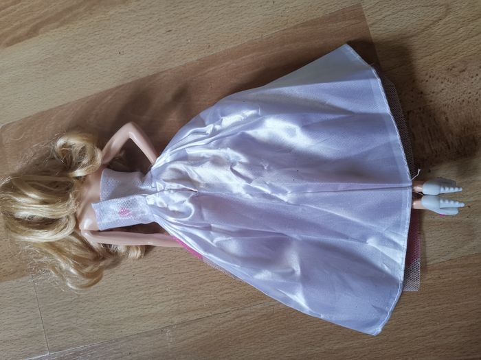 poupée barbie blonde robe blanche & rose - photo numéro 2