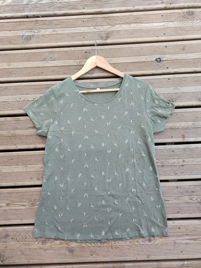 T-shirt Kaki motif fleurs– Taille 40/L – Très bon état