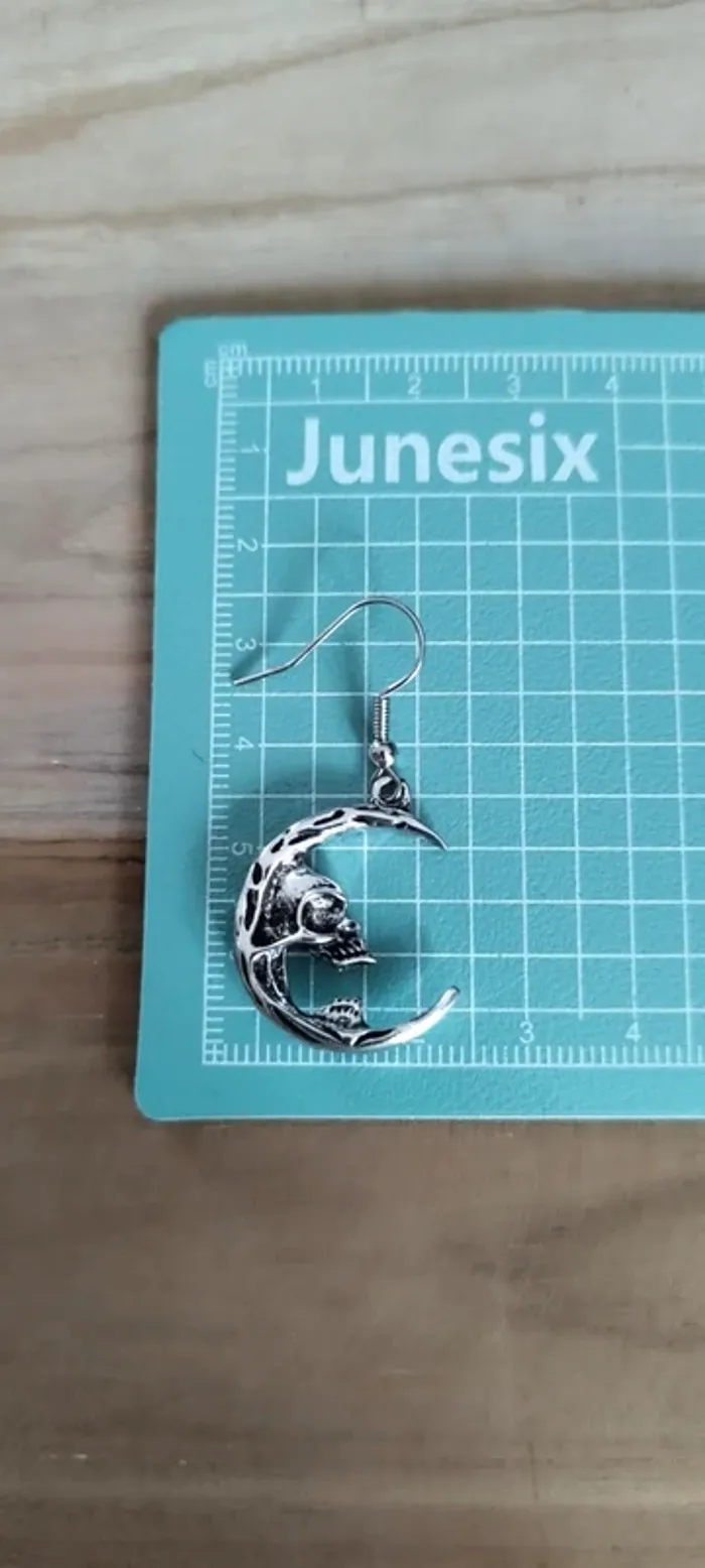 Boucles d'oreilles lune squelette - photo numéro 3