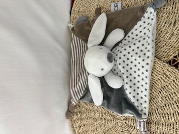 Doudou plat lapin OBAIBI carré étoile gris blanc