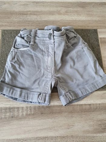 Short gris.