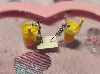 Verres de cocktail jaunes en résine en boucles d'oreilles