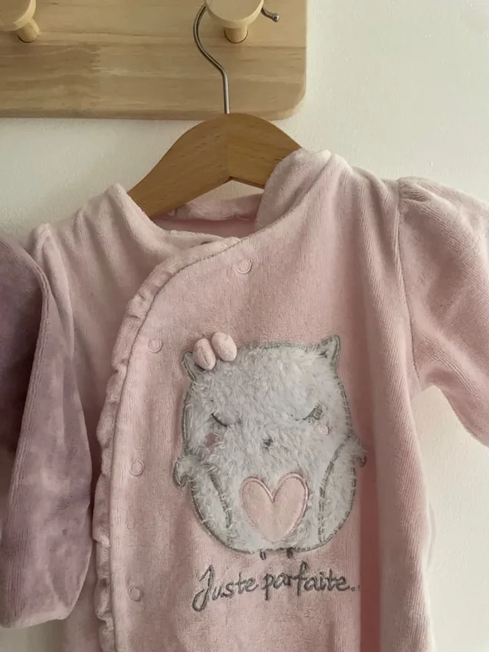 Deux pyjamas velour 12 mois - photo numéro 3