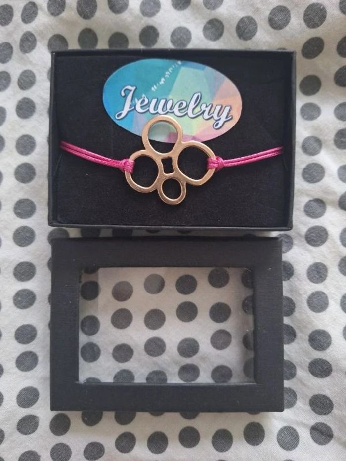 neuf Bracelet rose avec fermoir