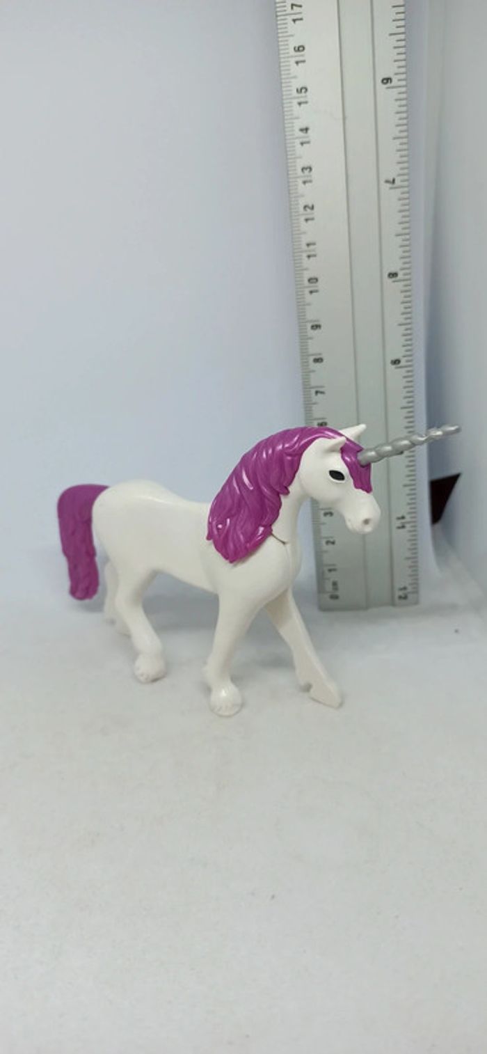 Licorne queue et crinière violettes avec corne grise playmobil
