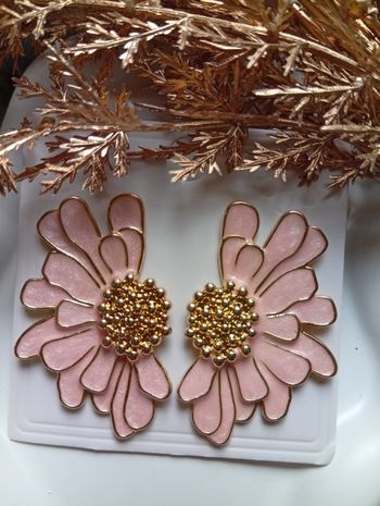 Boucles d'oreilles fleur dorées et rose pastel