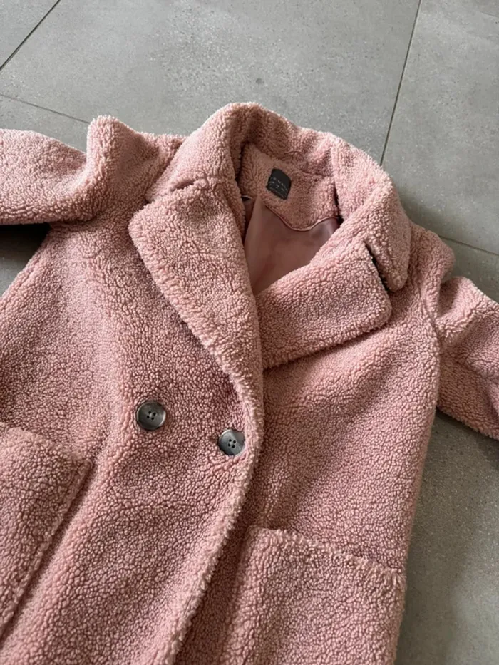 Manteau rose Primark, taille 38, bon état mais un petit trou à l'intérieur - photo numéro 2