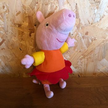 Peluche Peppa Pig à la piscine