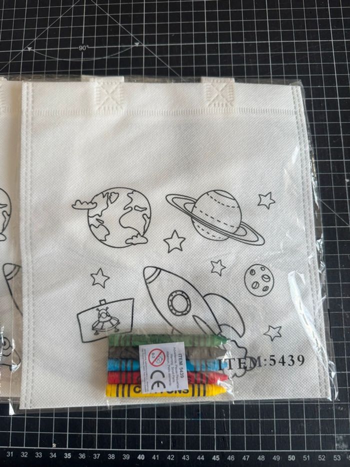 Lot de  4 petits sacs à colorier avec craie grasse type crayola activité anniversaire thème espace - photo numéro 2