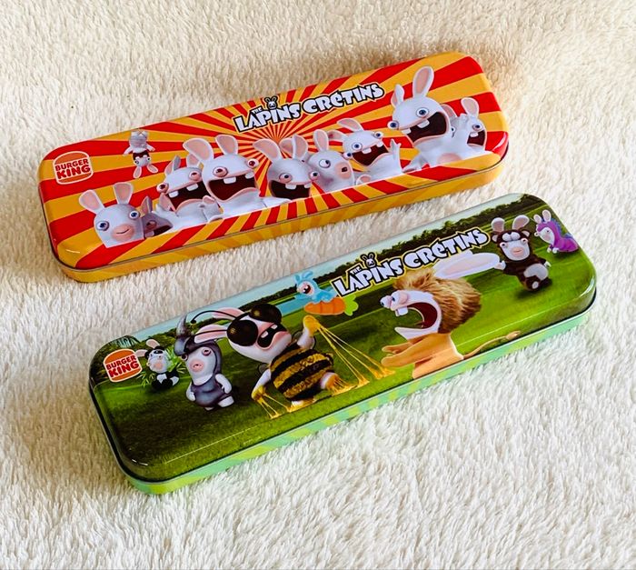 Lot 2 boîtes à crayons en metal Lapins cretins