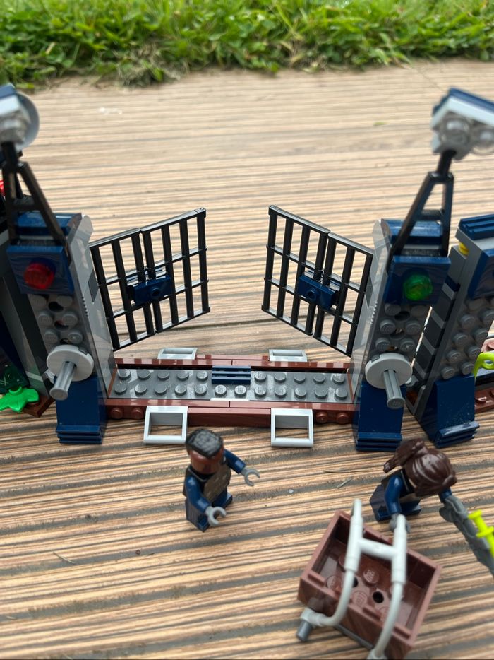 Lego Jurassic World 75931 L'attaque de l'avant-poste - photo numéro 8