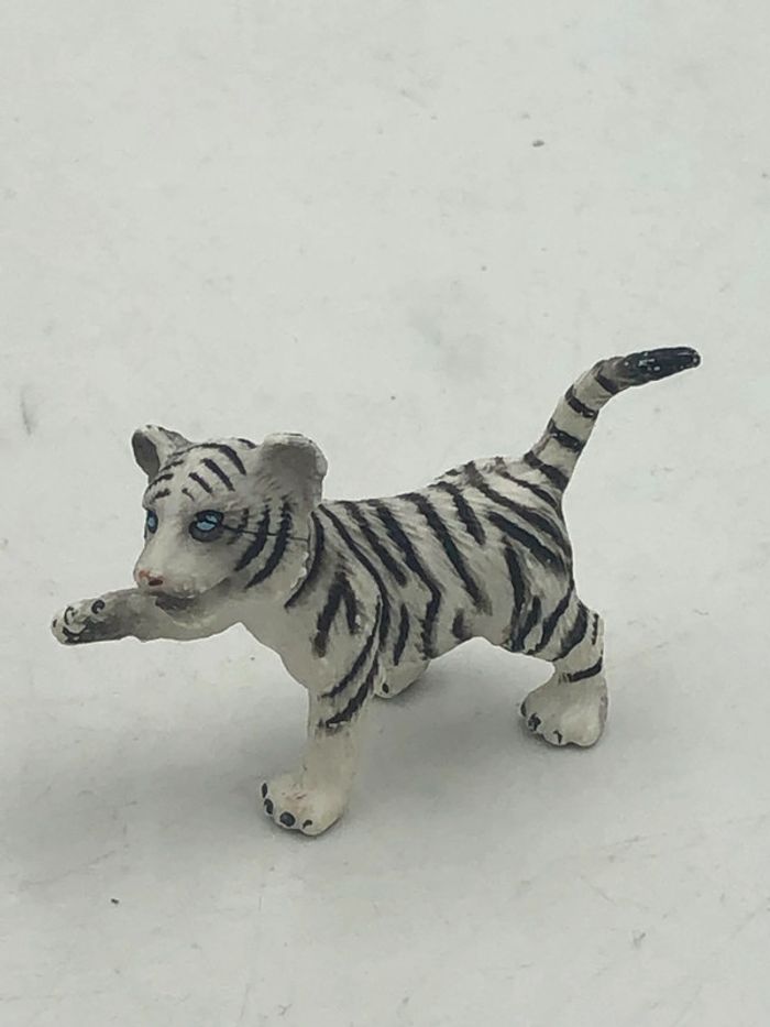 Figurine bébé tigre blanc Bullyland 5 cm