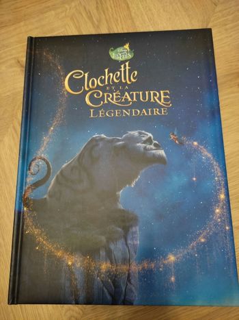 Livre clochette et la créature légendaire Disney