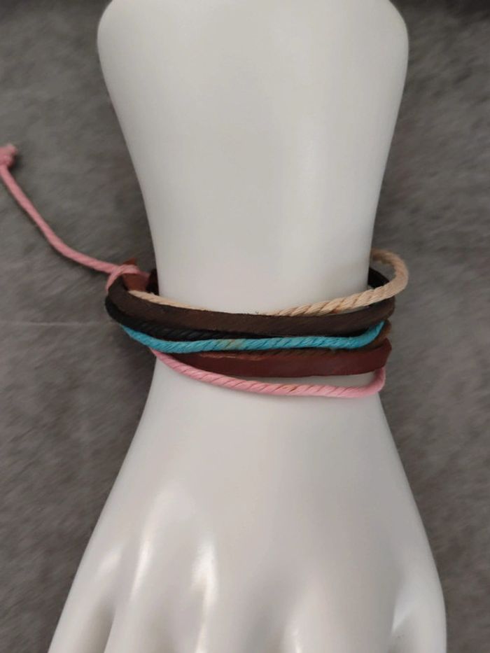 bracelet fantaisie réglable en cordeletettes multicolores et lanières simili cuir.