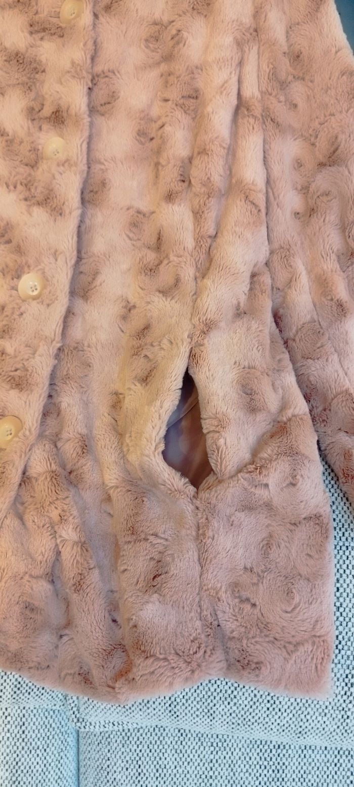 Veste manteau fourrure 3/4 C&A grande taille 48, couleur vieux rose, avec boutons et poches. Neuf - photo numéro 6