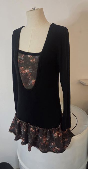 Robe pull noire avec empiècement fleuri – Excellent état