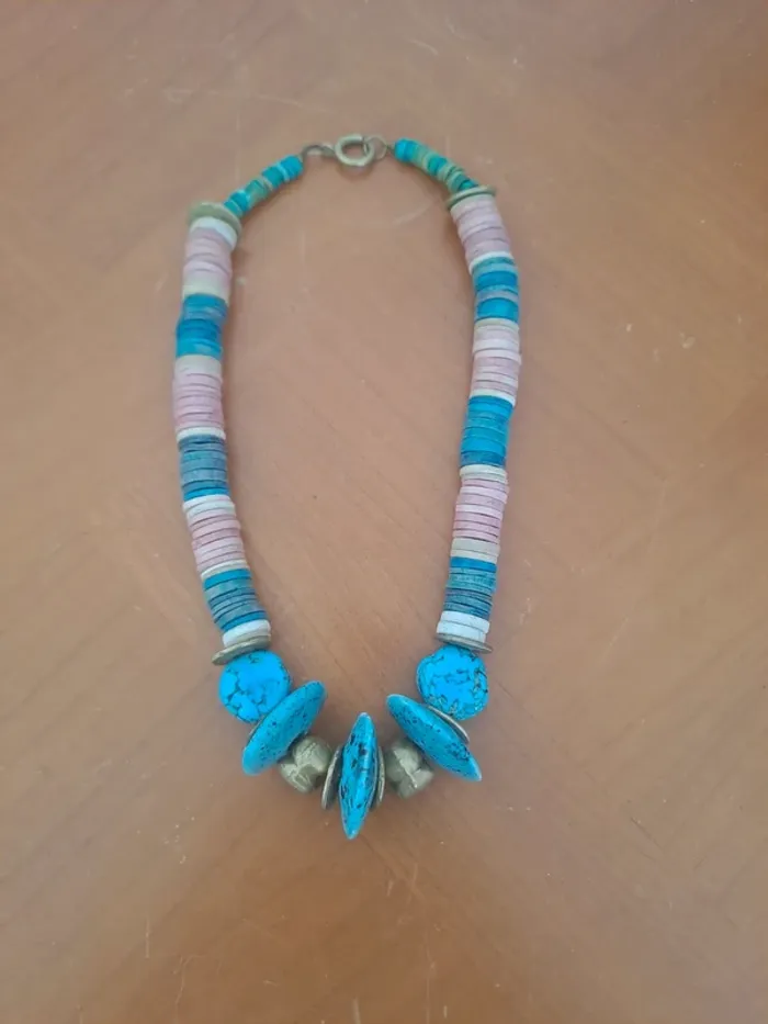 Collier ras du cou rose et bleu