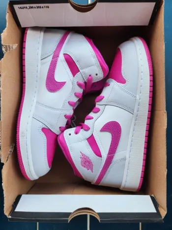 Nike air jordan 1 Mid Taille 38 femme Neuves blanc fuchsia