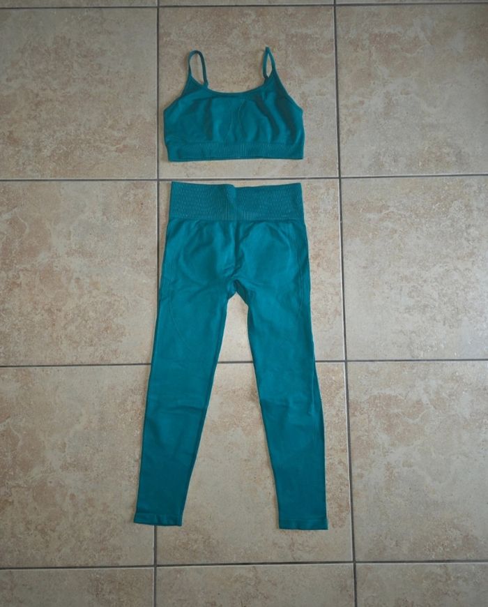 Tenue de sport vert canard
