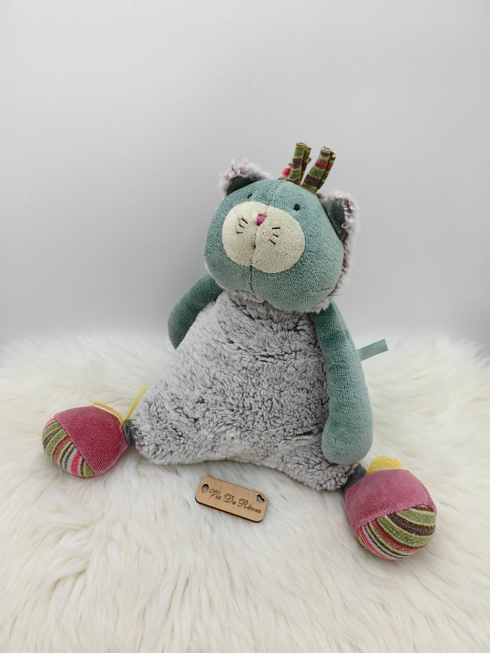 Doudou Chat musical Les Pachats gris vert Moulin Roty