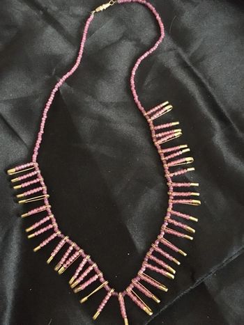 Collier à  base de petites épingles et perles miniatures