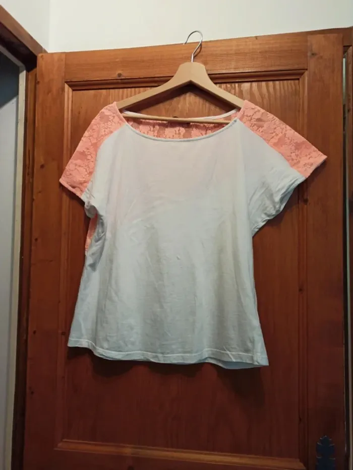Tee shirt blanc avec dentelle corail