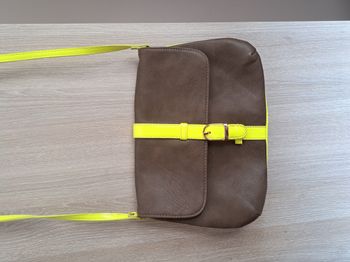 Petit sac marron et jaune fluo Camaieu