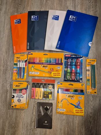 Lot fourniture scolaire crayon feutre correcteur livre 24x32 stylo etc