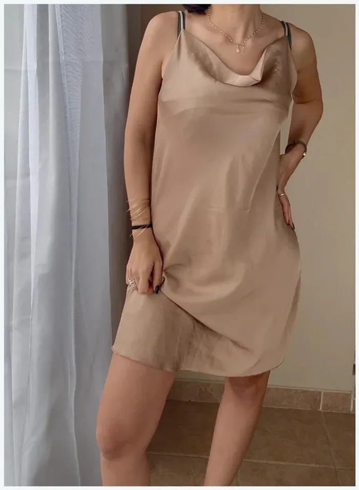 Robe satinée beige Garçonne T.unique très bon état - photo numéro 2
