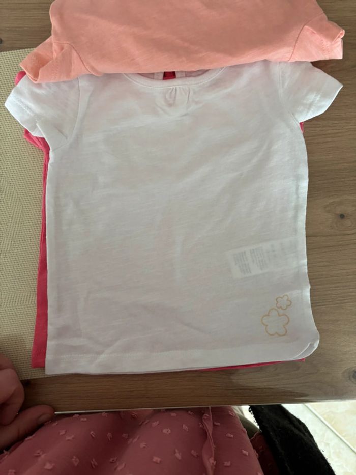 Lot t shirt 6 mois - photo numéro 3