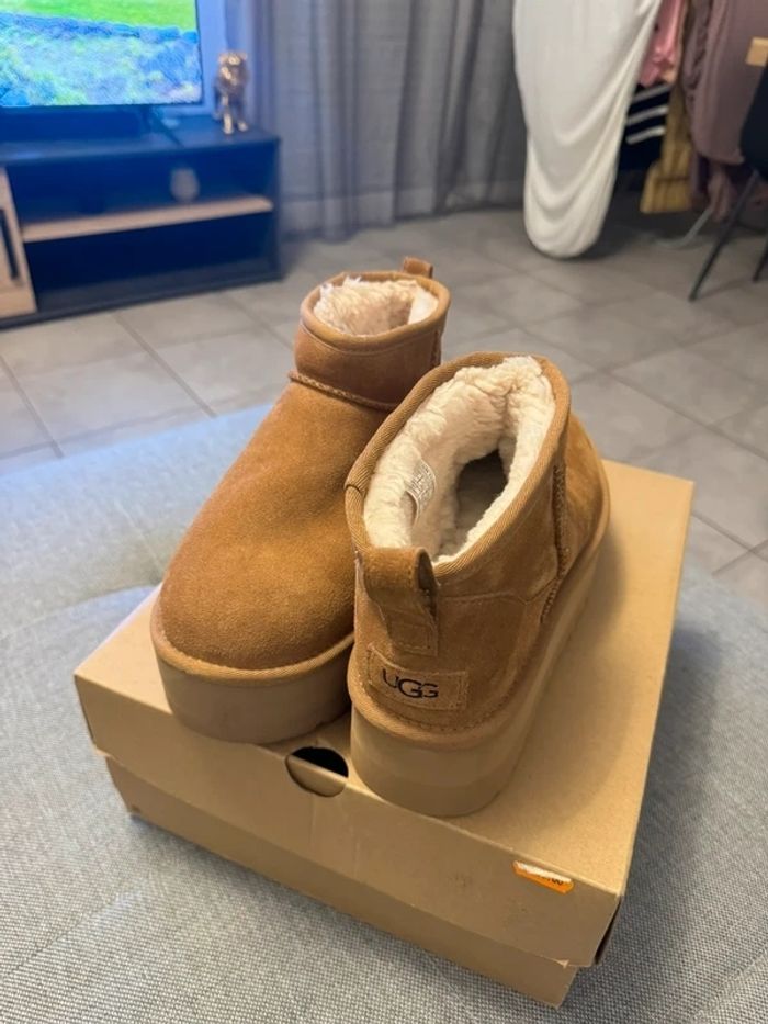 Bottes Ugg mini taille  40 - photo numéro 2