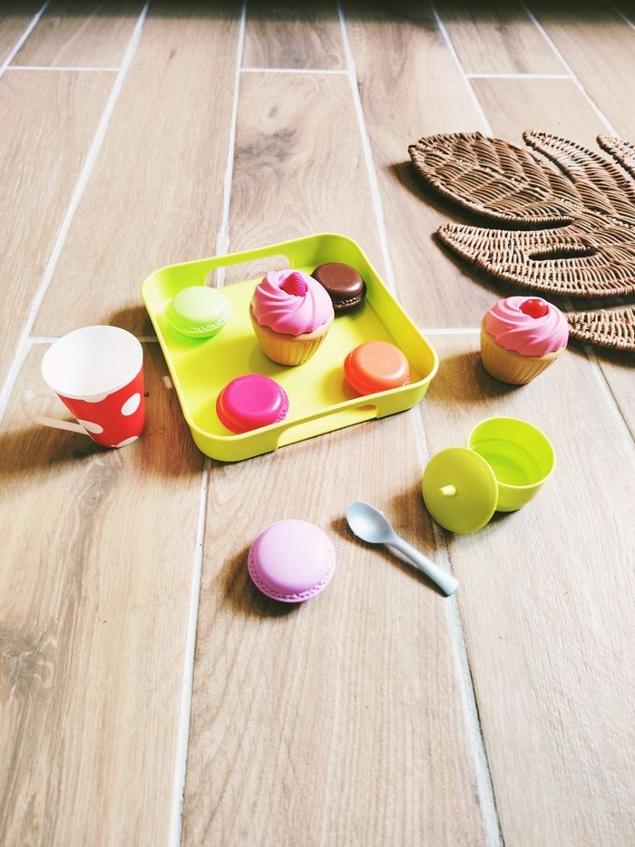 🍩Dinette plateau avec desserts macarons et cupcakes en plastique - photo numéro 1