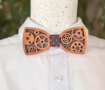 Nœud papillon en bois de merisier avec fond gris sur le thème d'engrenages, pignons