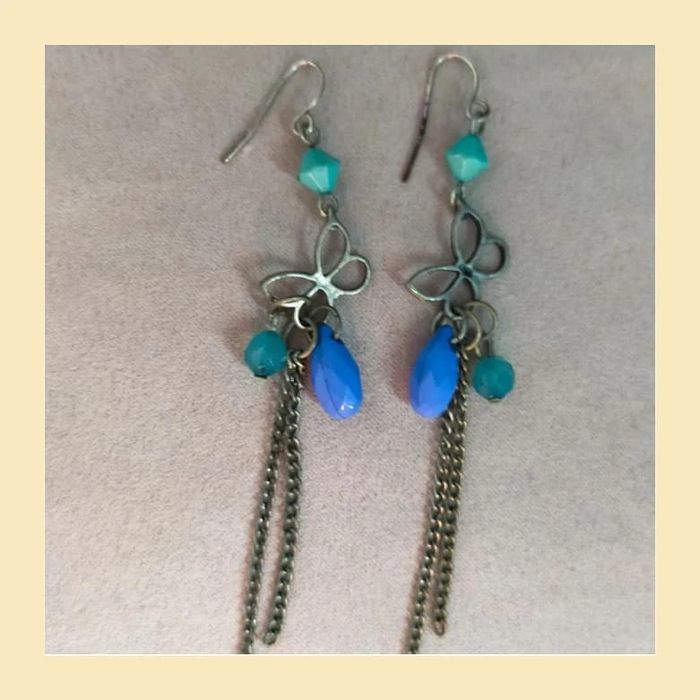 Boucles d’oreilles pendantes – motif papillon & pampilles colorées