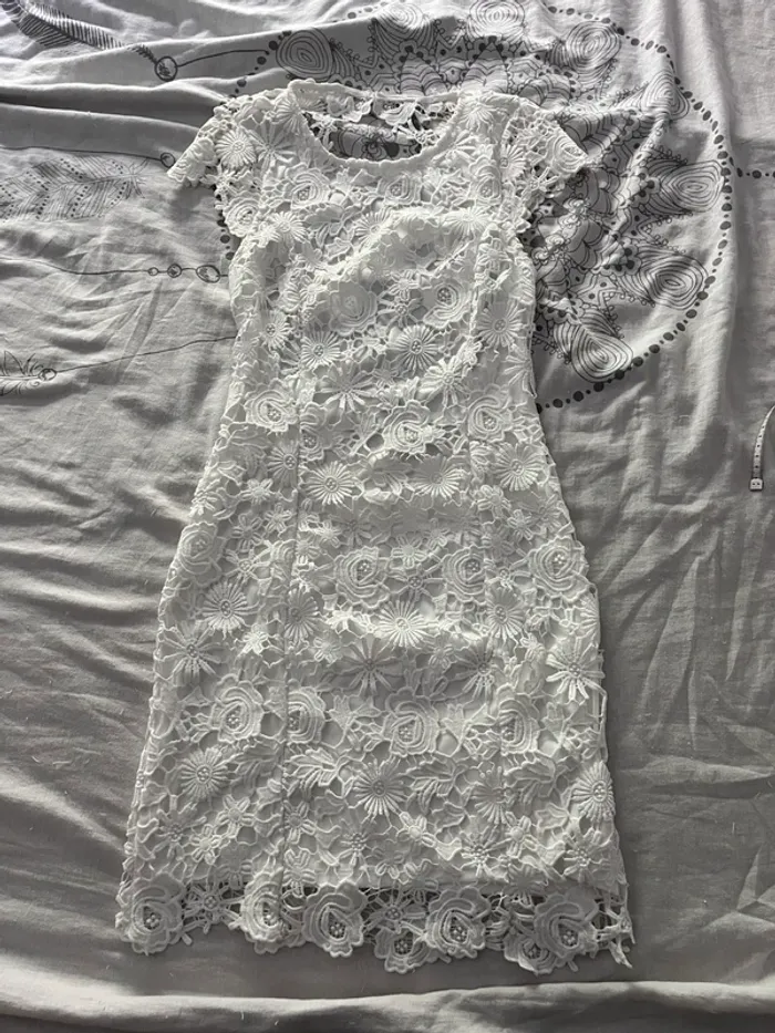 Robe blanche / dos nu dentelle / guipure Lulu’s TXS - photo numéro 3