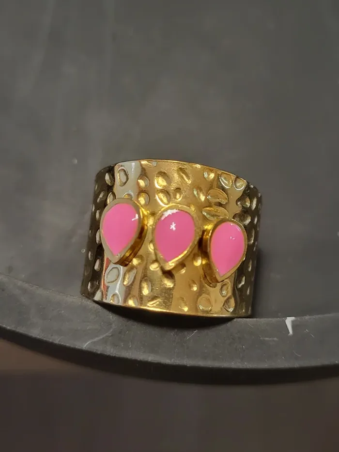 Bague large ajustable acier inoxydable doré martelé et gouttes roses - photo numéro 2