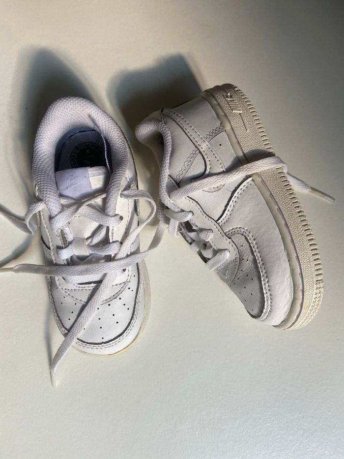 Nike Air Force 1 enfant blanches – taille 25 – bon état - photo numéro 2