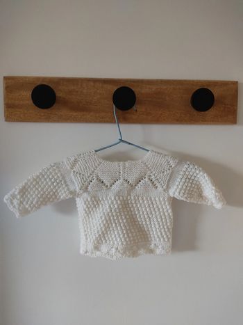 Pull naissance tricoté à la main