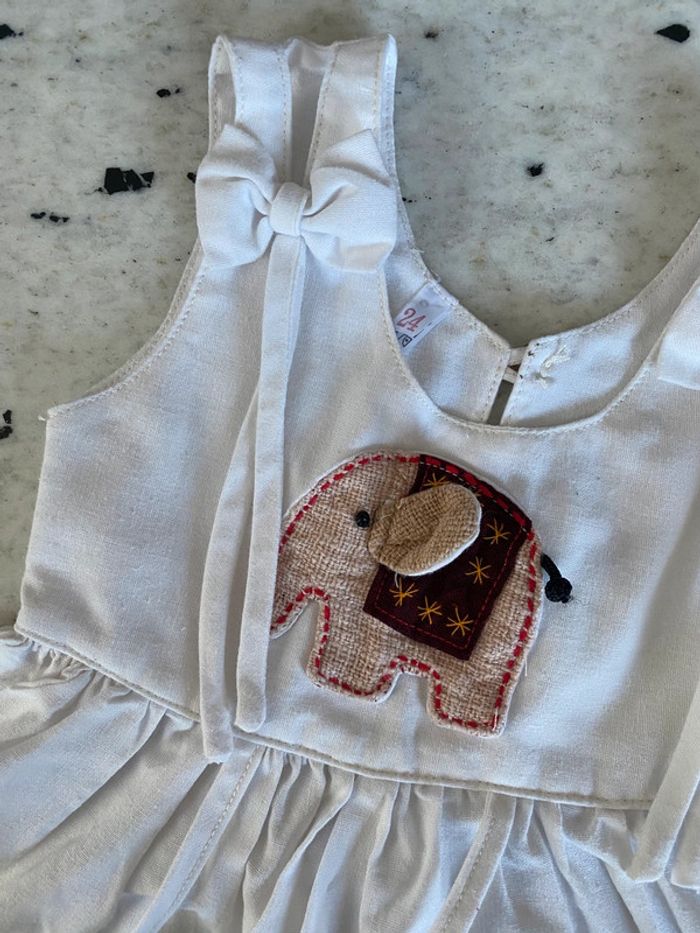 Jolie robe blanche brodée éléphant 1an - photo numéro 2