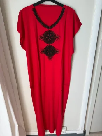 Djellaba rouge et noir