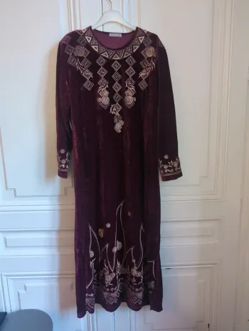 Robe noire motifs dorés