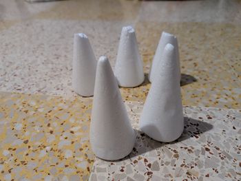 Lot de cônes en polystyrène neufs abîmés 