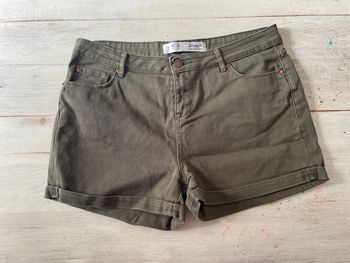 Très joli short kaki taille 40