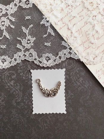 magnifique pendentif masque couleur argenté