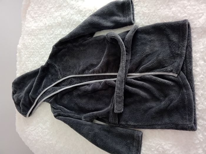 Peignoir gris 4 ans en excellent état