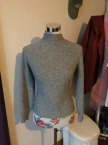 Pull gris à col montant
