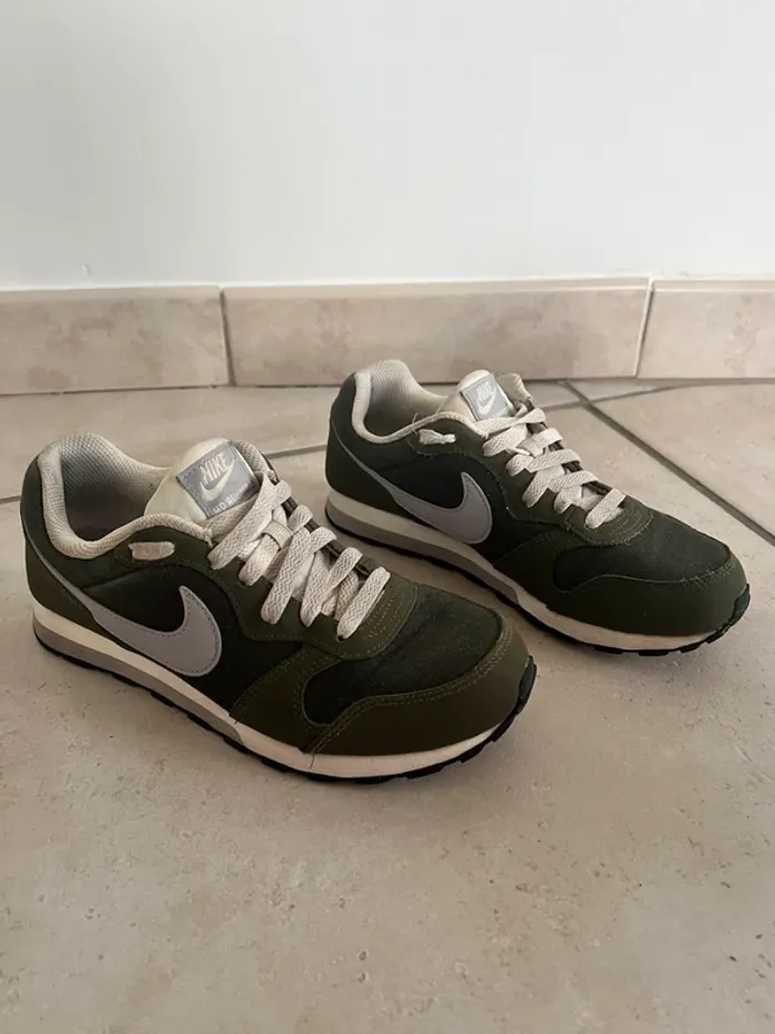 Basket Nike md runner 2 GS kaki et grise